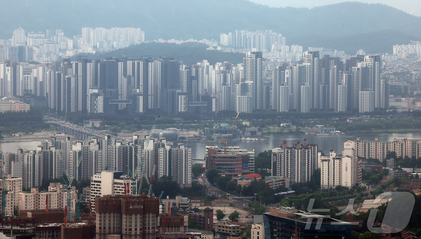 (서울=뉴스1) 김진환 기자 = '6·27 대출 규제'로 매수 심리가 위축되면서 집주인들이 매도 대신 전·월세로 전환하는 사례가 늘고 있다.거래 부진과 가격 조정 속에 공실을 피하 …