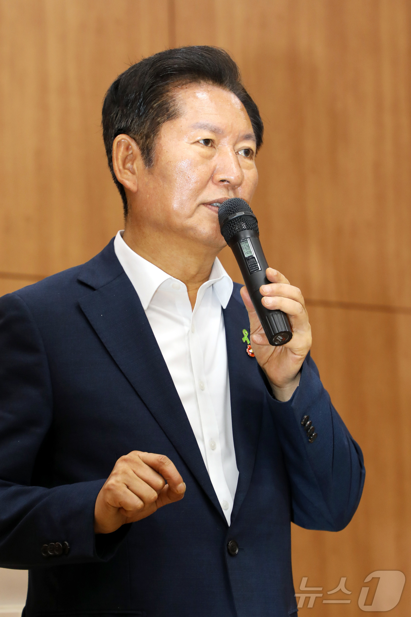 (제주=뉴스1) 오미란 기자 = 더불어민주당 대표 선거에 출마한 정청래 의원이 13일 오전 제주시 노형동 제주노동자종합복지관 대강당에서 열린 민주당 제주시 갑 지역위원회 당원 간담 …