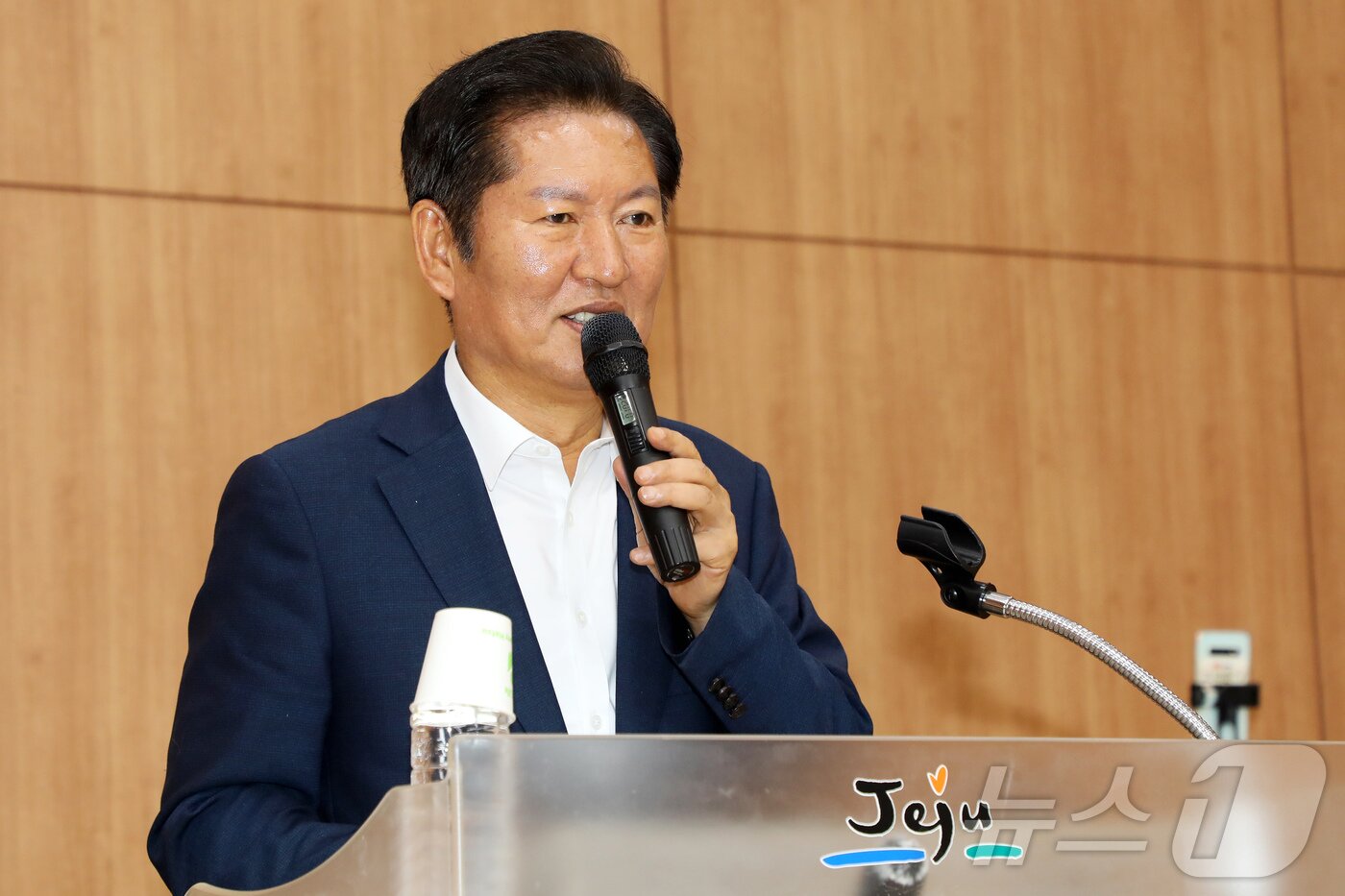 본문 이미지 - 더불어민주당 대표 선거에 출마한 정청래 의원이 13일 오전 제주시 노형동 제주노동자종합복지관 대강당에서 열린 민주당 제주시 갑 지역위원회 당원 간담회에서 발언하고 있다. 2025.7.13/뉴스1 ⓒ News1 오미란 기자