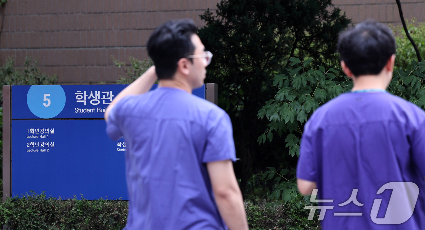 (서울=뉴스1) 박지혜 기자 = 정부의 의대 증원 정책에 반발해 집단행동에 나섰던 의대생들이 지난 12일 복귀 의사를 밝혔다.다만 정확한 복귀 시점에 대해서는 여러 협조가 선행돼야 …