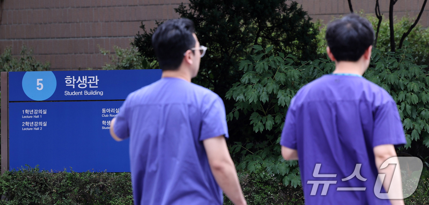 (서울=뉴스1) 박지혜 기자 = 정부의 의대 증원 정책에 반발해 집단행동에 나섰던 의대생들이 지난 12일 복귀 의사를 밝혔다.다만 정확한 복귀 시점에 대해서는 여러 협조가 선행돼야 …