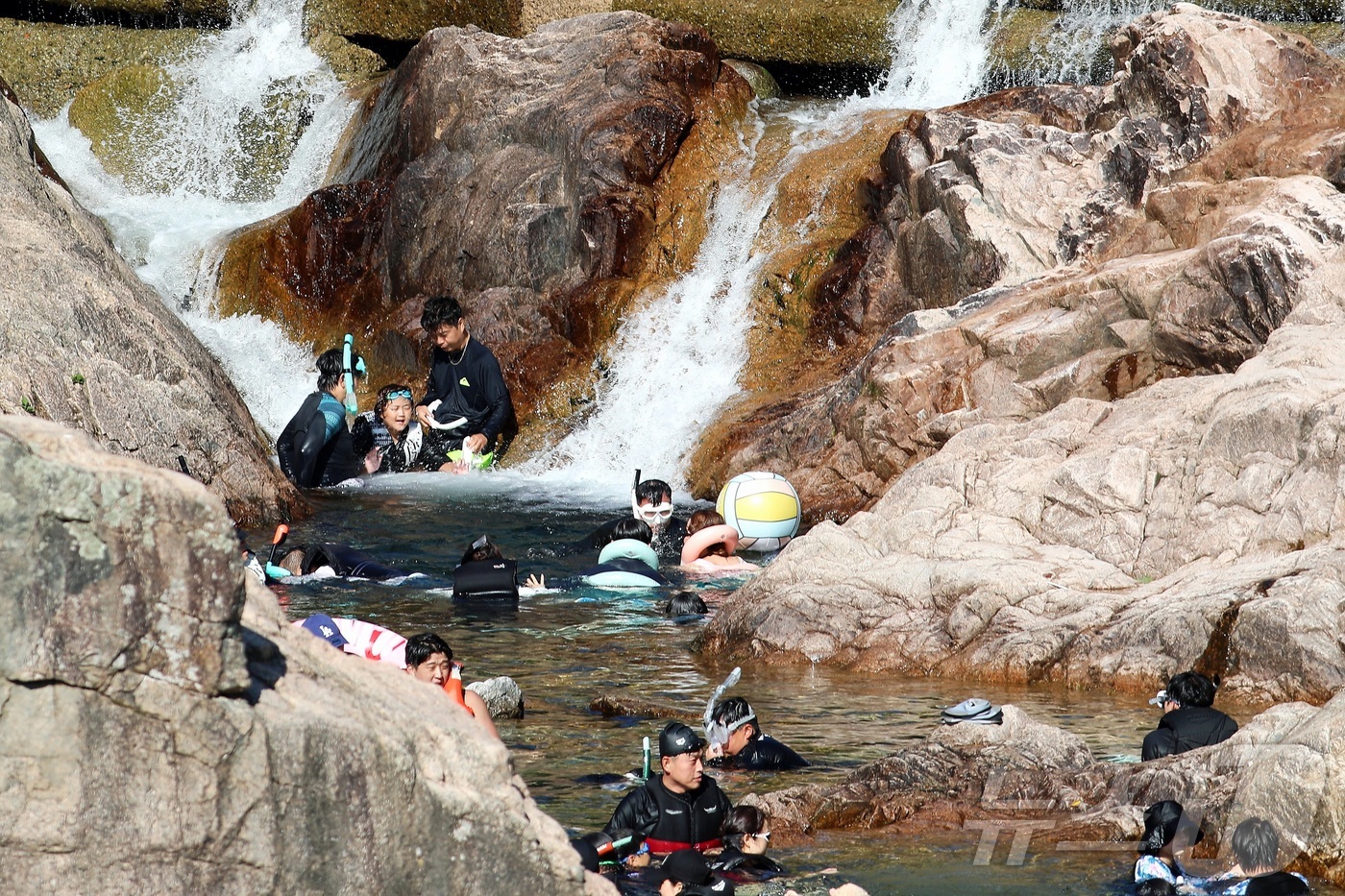 (인제=뉴스1) 이종재 기자 = 지난 12일 강원 인제군 북면 용대리 백담계곡을 찾은 피서객들이 물놀이를 즐기고 있다. (인제군 제공. 재판매 및 DB금지)2025.7.13/뉴스1 …