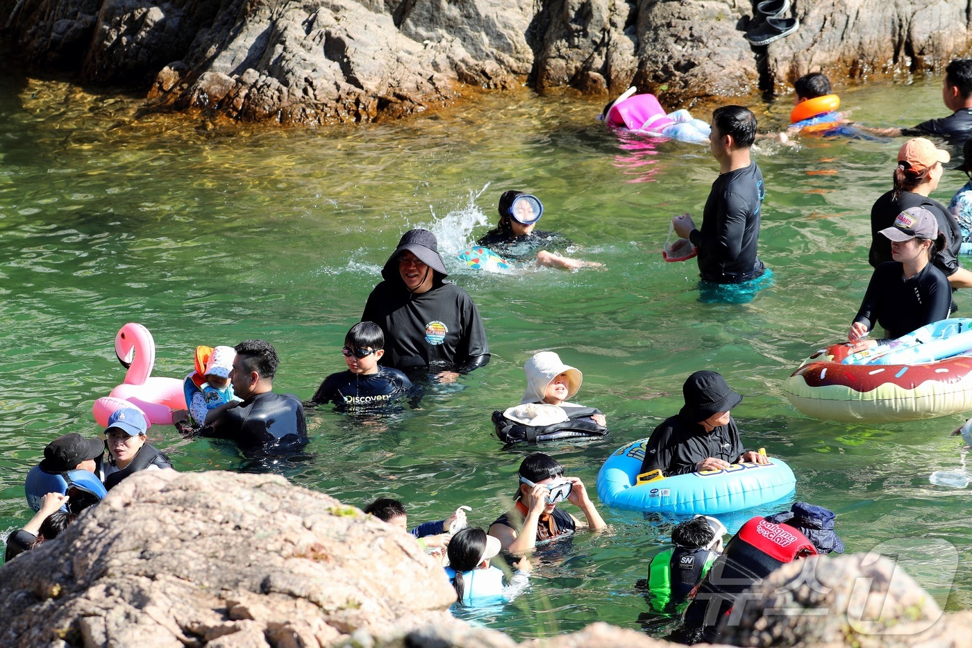 (인제=뉴스1) 이종재 기자 = 지난 12일 강원 인제군 북면 용대리 백담계곡을 찾은 피서객들이 물놀이를 즐기고 있다. (인제군 제공. 재판매 및 DB금지)2025.7.13/뉴스1 …
