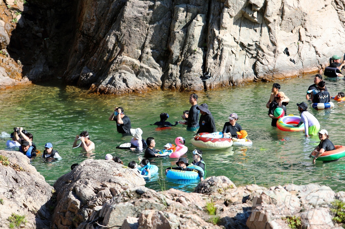 (인제=뉴스1) 이종재 기자 = 지난 12일 강원 인제군 북면 용대리 백담계곡을 찾은 피서객들이 물놀이를 즐기고 있다. (인제군 제공. 재판매 및 DB금지)2025.7.13/뉴스1 …