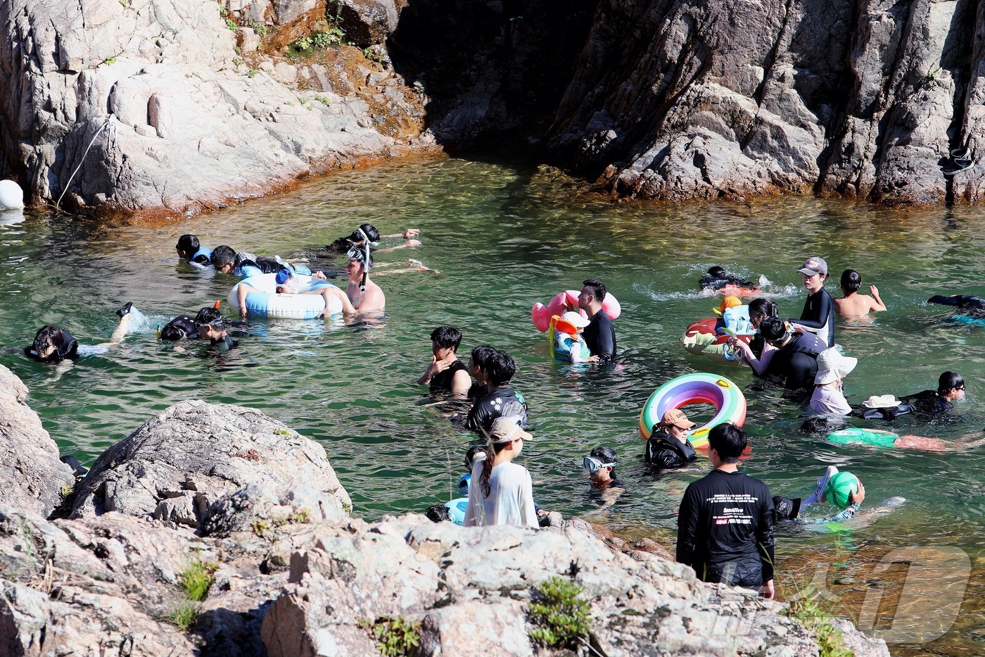 (인제=뉴스1) 이종재 기자 = 지난 12일 강원 인제군 북면 용대리 백담계곡을 찾은 피서객들이 물놀이를 즐기고 있다. (인제군 제공. 재판매 및 DB금지)2025.7.13/뉴스1 …