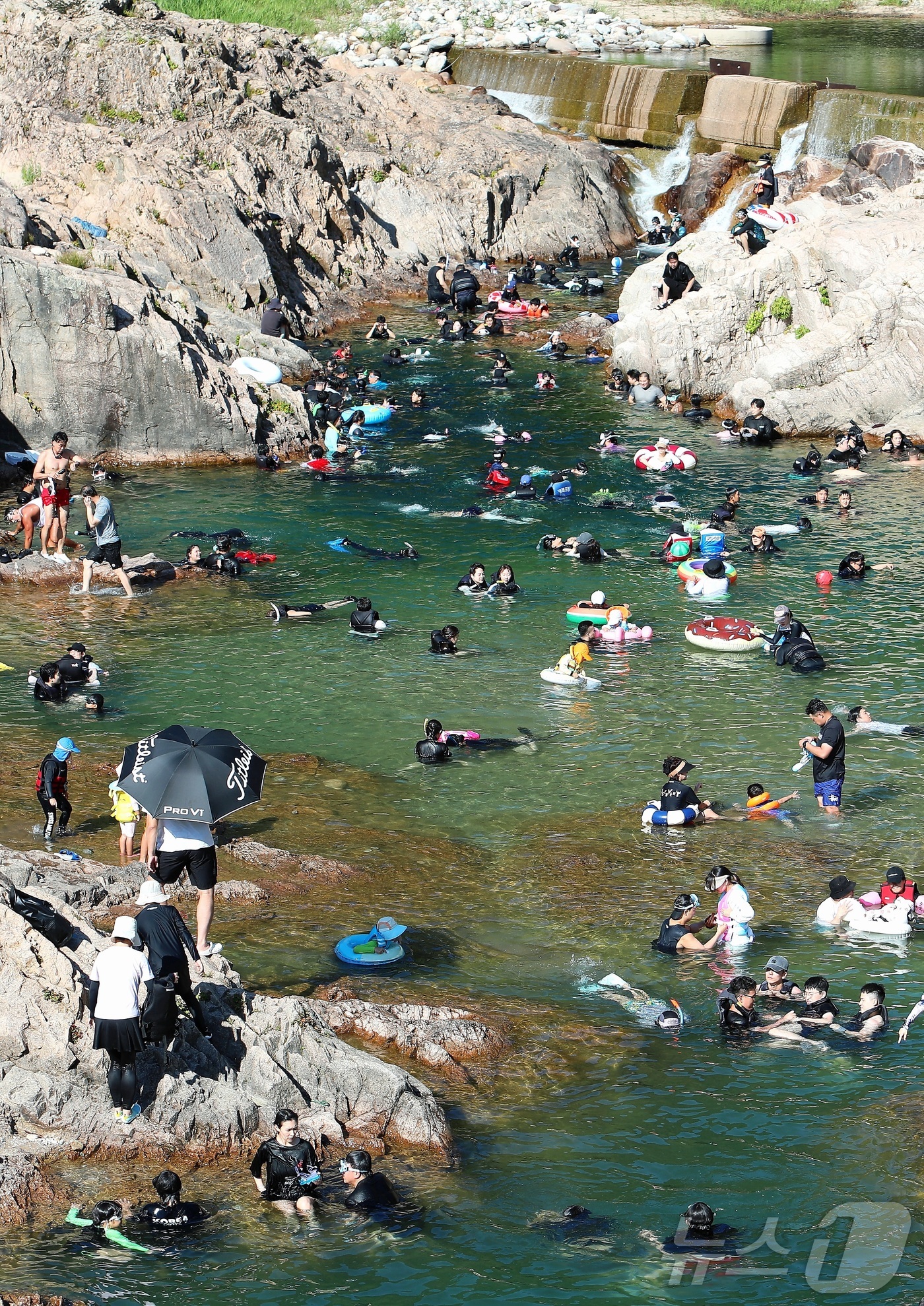 (인제=뉴스1) 이종재 기자 = 지난 12일 강원 인제군 북면 용대리 백담계곡을 찾은 피서객들이 물놀이를 즐기고 있다.(인제군 제공. 재판매 및 DB금지) 2025.7.13/뉴스1 …