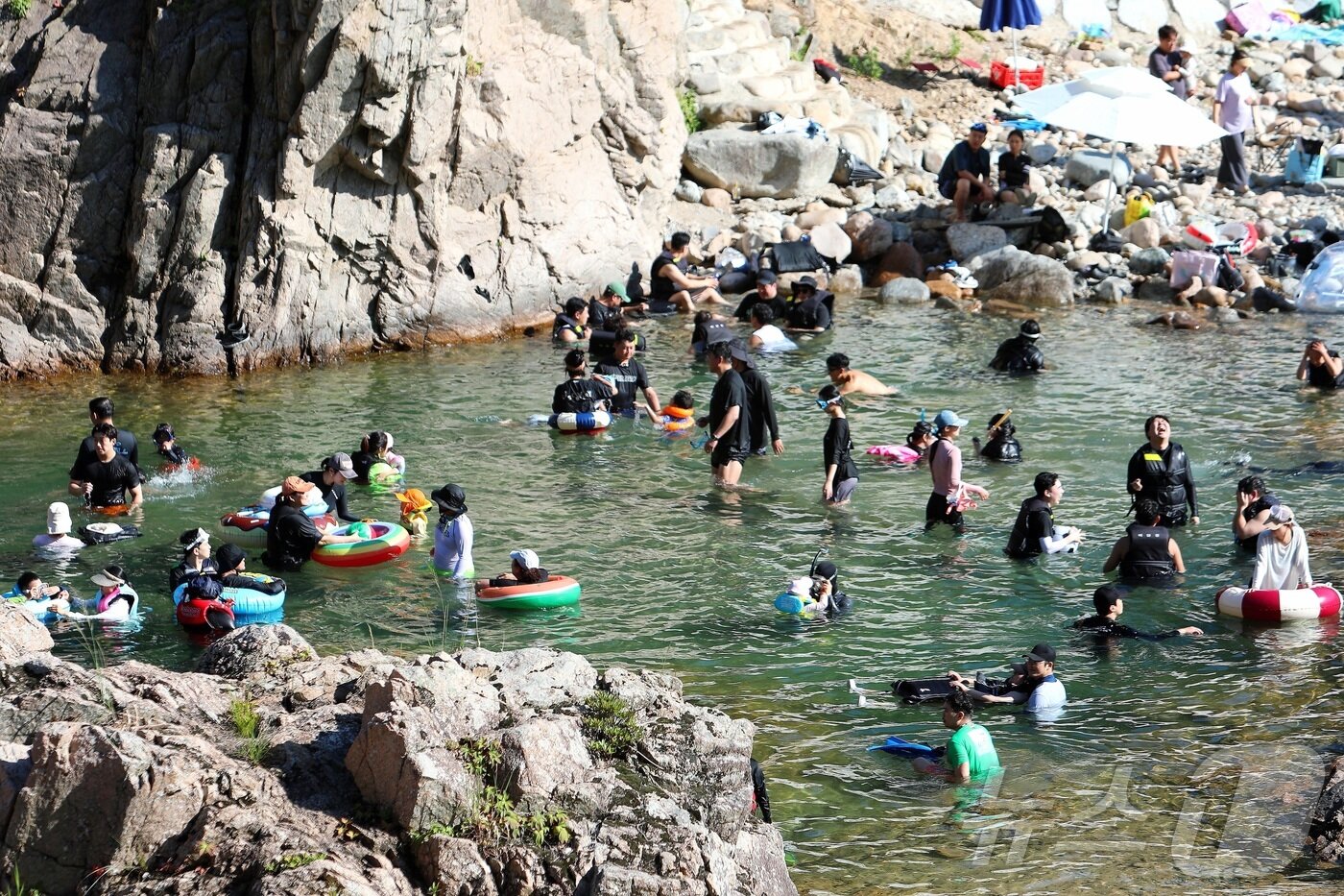 본문 이미지 -  강원 인제군 북면 용대리 백담계곡을 찾은 피서객들이 물놀이를 즐기고 있다. &#40;자료사진&#41;/뉴스1 DB