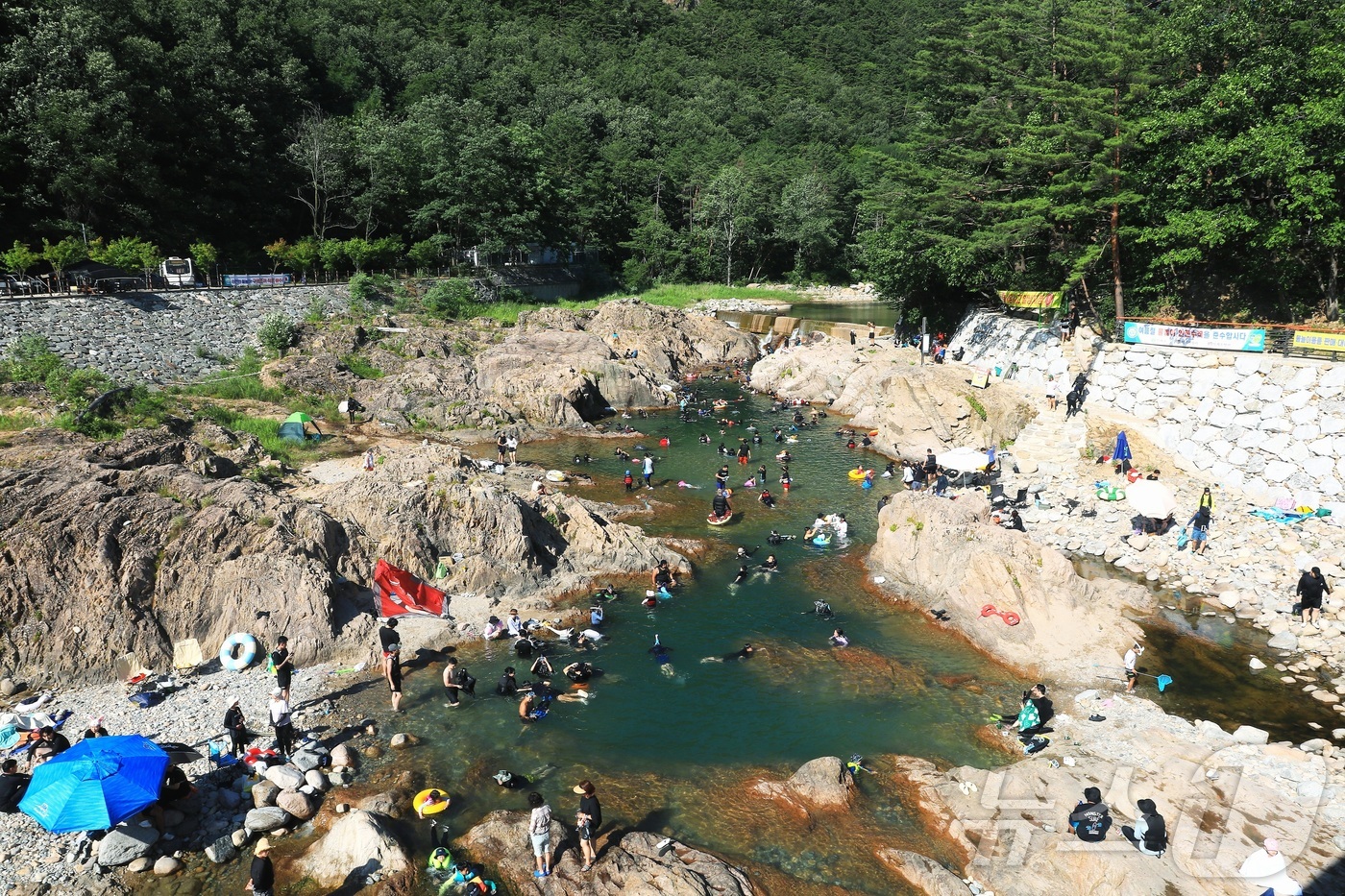 (인제=뉴스1) 이종재 기자 = 지난 12일 강원 인제군 북면 용대리 백담계곡을 찾은 피서객들이 물놀이를 즐기고 있다. (인제군 제공. 재판매 및 DB금지)2025.7.13/뉴스1 …