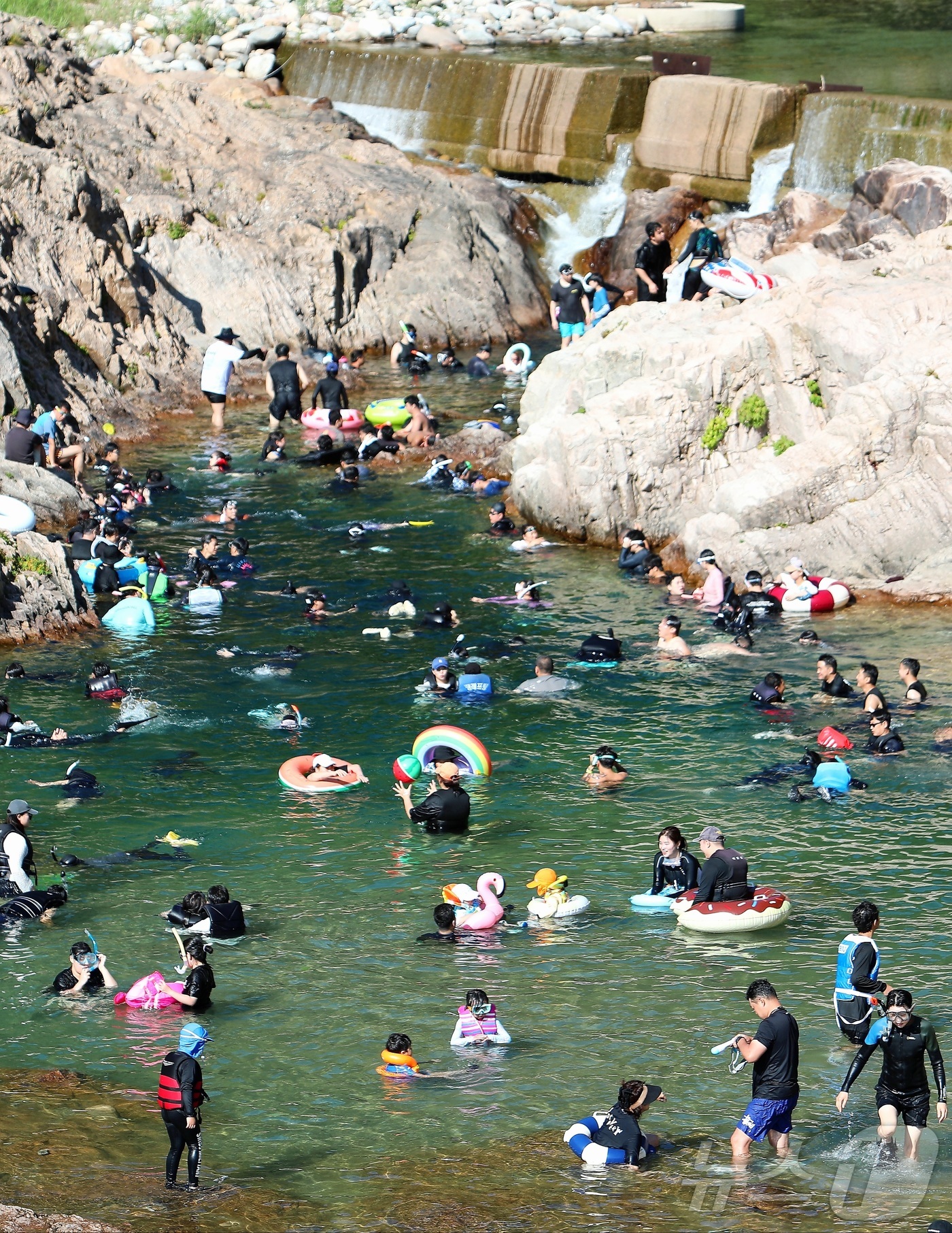 (인제=뉴스1) 이종재 기자 = 지난 12일 강원 인제군 북면 용대리 백담계곡을 찾은 피서객들이 물놀이를 즐기고 있다. (인제군 제공. 재판매 및 DB금지)2025.7.13/뉴스1 …
