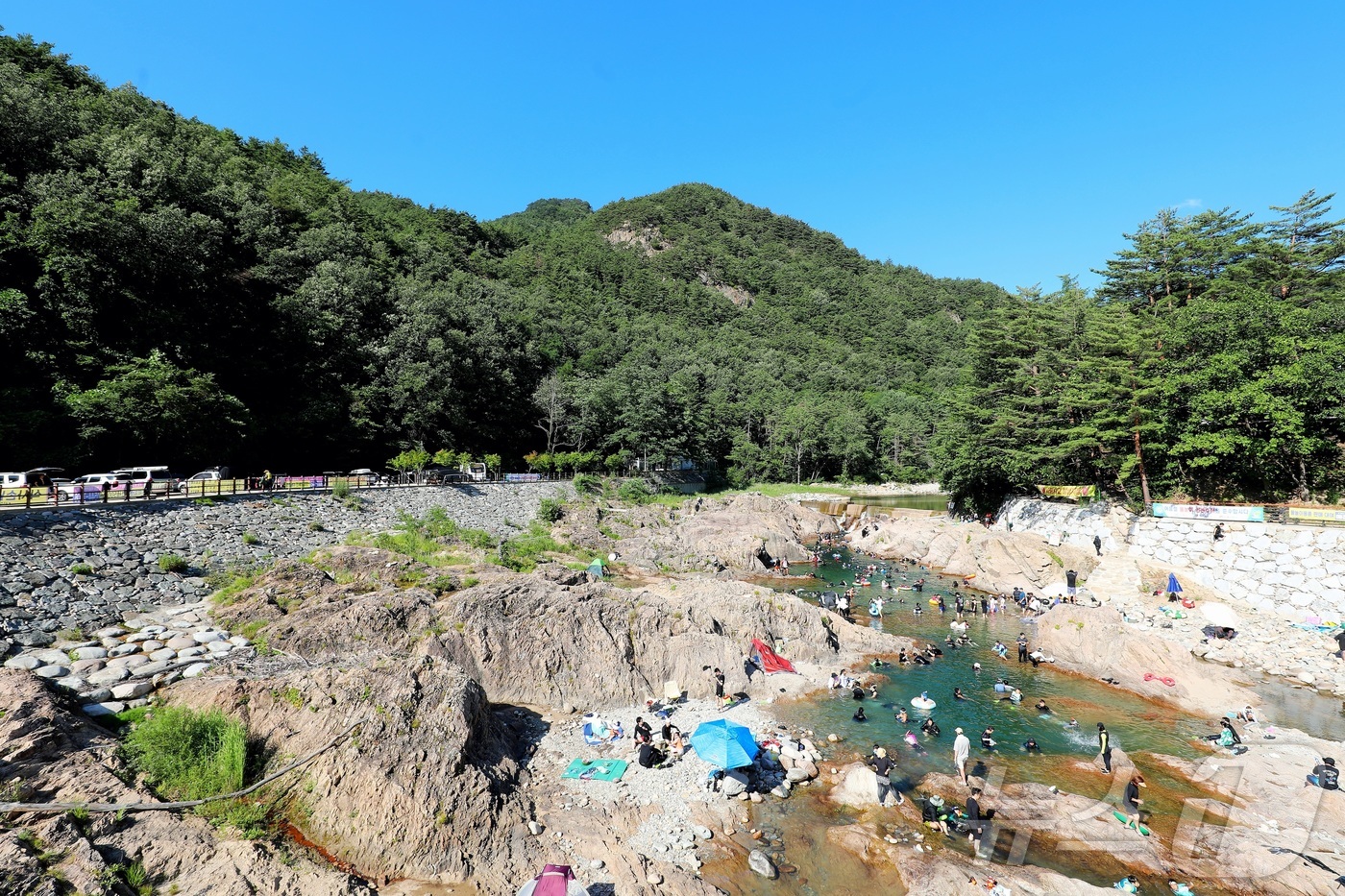(인제=뉴스1) 이종재 기자 = 지난 12일 강원 인제군 북면 용대리 백담계곡을 찾은 피서객들이 물놀이를 즐기고 있다. (인제군 제공. 재판매 및 DB금지)2025.7.13/뉴스1 …