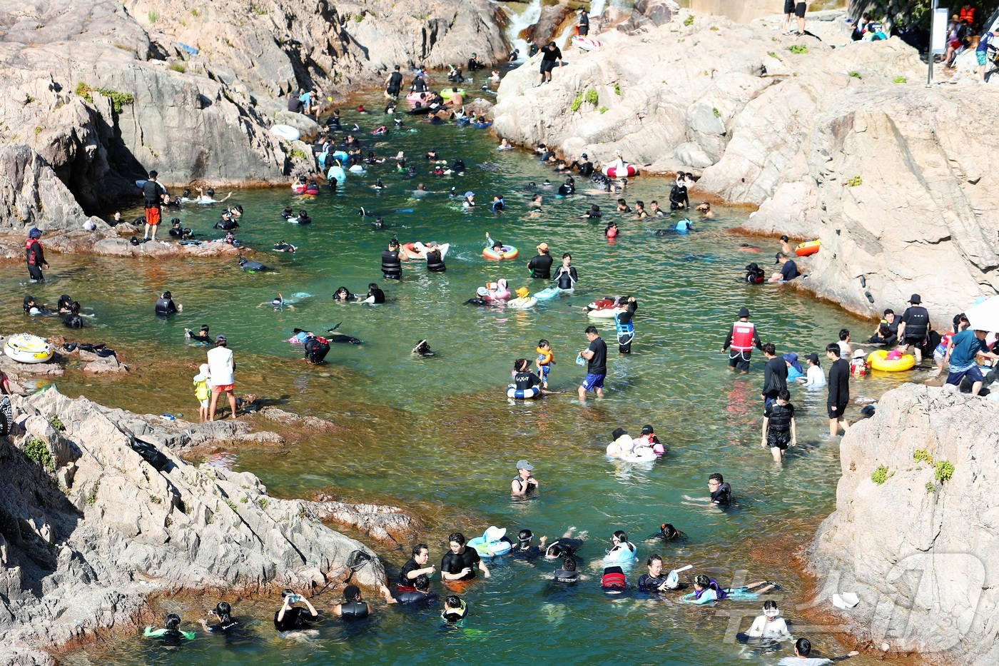 (인제=뉴스1) 이종재 기자 = 지난 12일 강원 인제군 북면 용대리 백담계곡을 찾은 피서객들이 물놀이를 즐기고 있다. (인제군 제공. 재판매 및 DB금지)2025.7.13/뉴스1 …