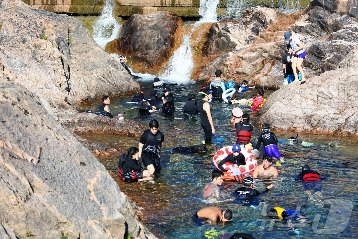 (인제=뉴스1) 이종재 기자 = 지난 12일 강원 인제군 북면 용대리 백담계곡을 찾은 피서객들이 물놀이를 즐기고 있다.(인제군 제공. 재판매 및 DB금지)2025.7.13/뉴스1