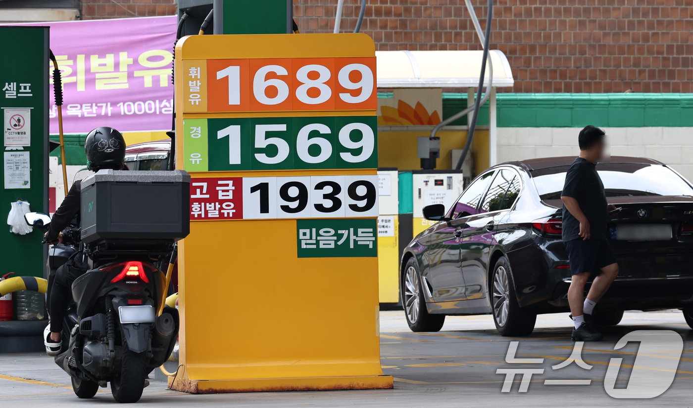 (서울=뉴스1) 구윤성 기자 = 13일 서울 도심의 한 주유소에서 휘발유와 경유가 각각 1689원, 1569원에 판매되고 있다. 한국석유공사 유가정보시스템 오피넷에 따르면 7월 둘 …