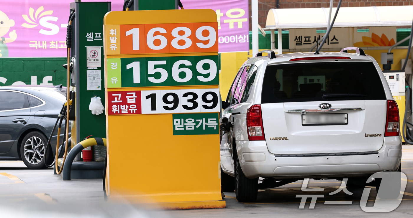 (서울=뉴스1) 구윤성 기자 = 13일 서울 도심의 한 주유소에서 휘발유와 경유가 각각 1689원, 1569원에 판매되고 있다. 한국석유공사 유가정보시스템 오피넷에 따르면 7월 둘 …