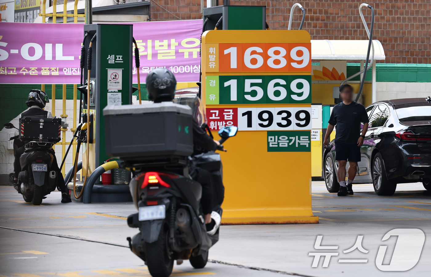(서울=뉴스1) 구윤성 기자 = 13일 서울 도심의 한 주유소에서 휘발유와 경유가 각각 1689원, 1569원에 판매되고 있다. 한국석유공사 유가정보시스템 오피넷에 따르면 7월 둘 …