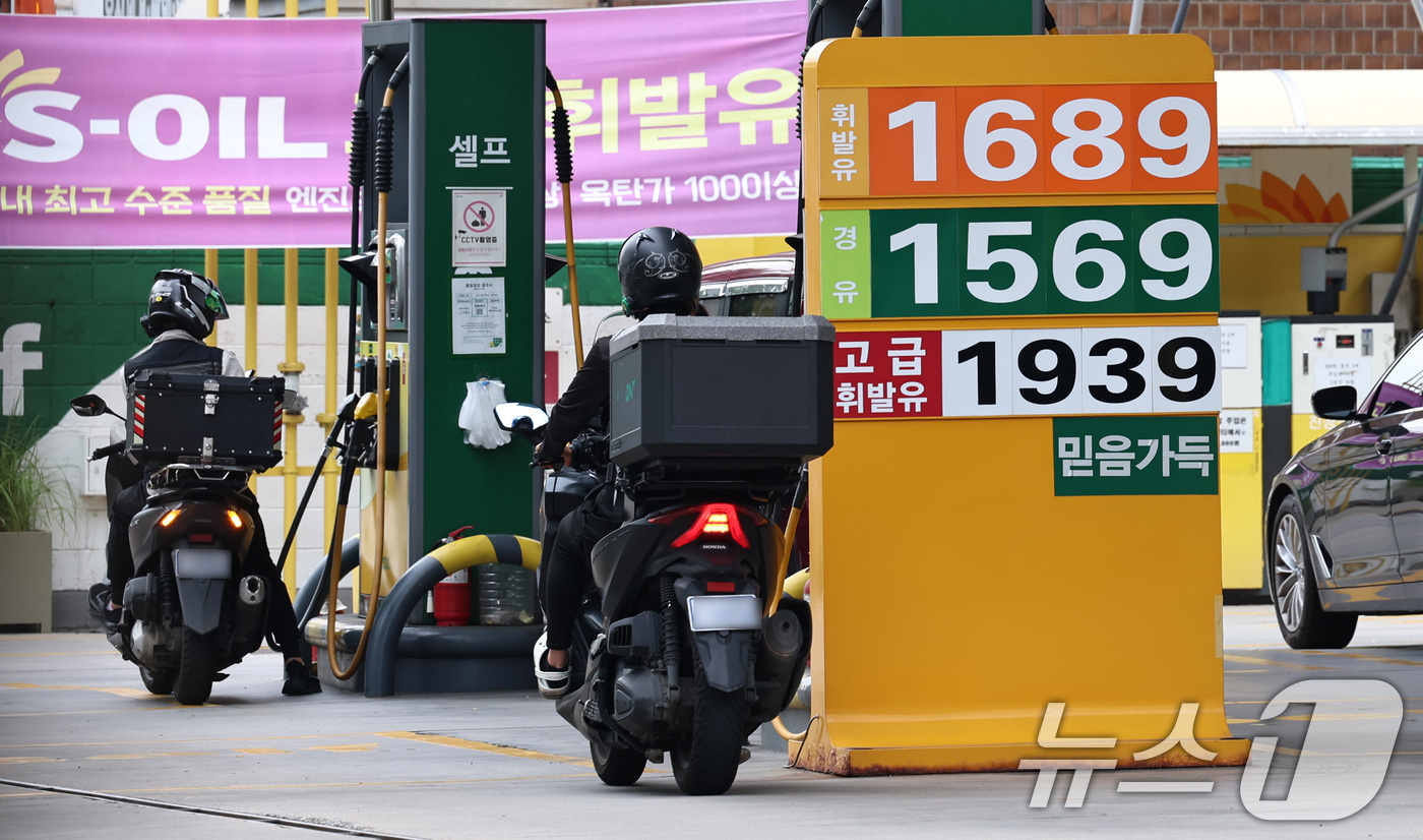 (서울=뉴스1) 구윤성 기자 = 13일 서울 도심의 한 주유소에서 휘발유와 경유가 각각 1689원, 1569원에 판매되고 있다. 한국석유공사 유가정보시스템 오피넷에 따르면 7월 둘 …
