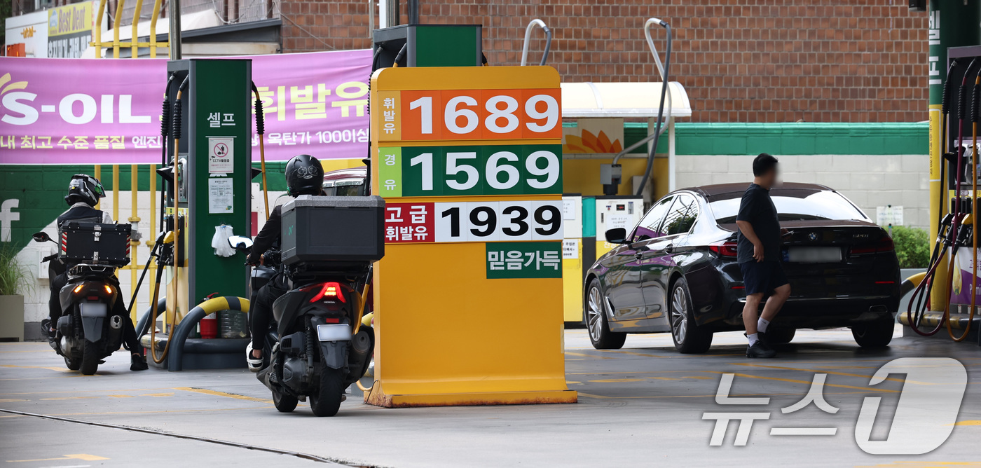 (서울=뉴스1) 구윤성 기자 = 13일 서울 도심의 한 주유소에서 휘발유와 경유가 각각 1689원, 1569원에 판매되고 있다. 한국석유공사 유가정보시스템 오피넷에 따르면 7월 둘 …