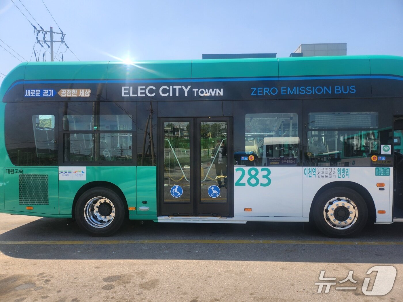 본문 이미지 - 20일부터 백사~증포권역을 운행하는 283번 시내버스.(이천시 제공)