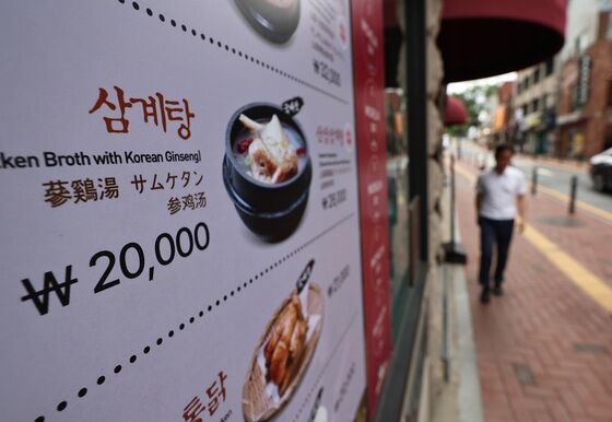 "폭염에 닭 폐사"…삼계탕 2만원 시대, 상인도 손님도 '울상'