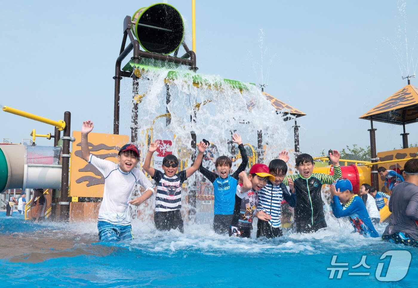 본문 이미지 - 지난 4일 개장한 전북 군산시 소룡동 야외수영장에는 어린이들이 물놀이를 즐기고 있다. 2025.7.13/뉴스1