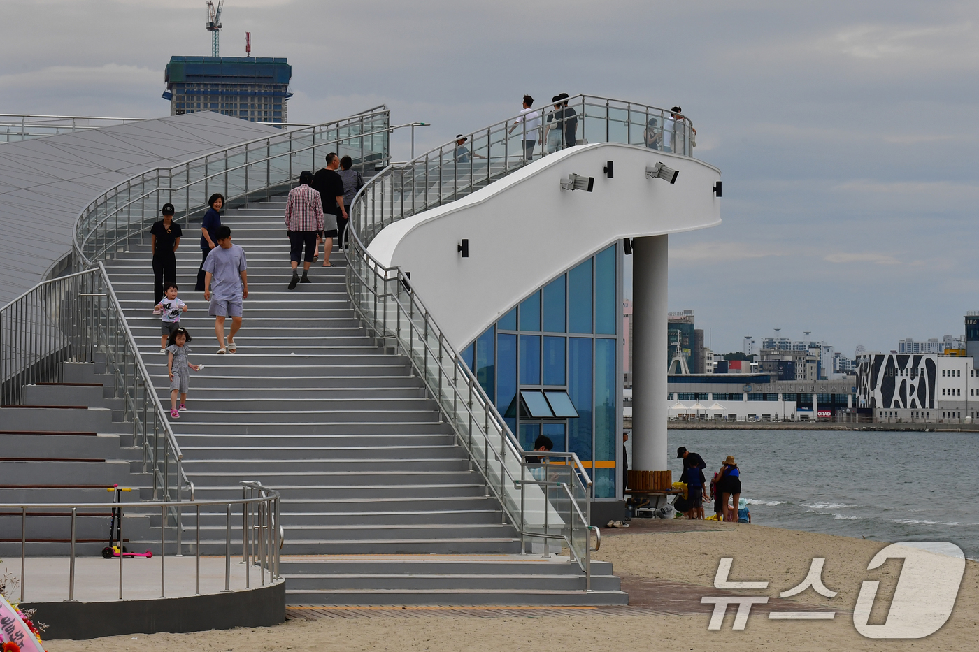 (포항=뉴스1) 최창호 기자 = 13일 오후 경북 포항시 송도해수욕장 버다시청 옥상에서 시민과 관광객들이 탁트인 동해바다를 감상하고 있다.송도해수욕장은 지난 12일 2007년 폐장 …