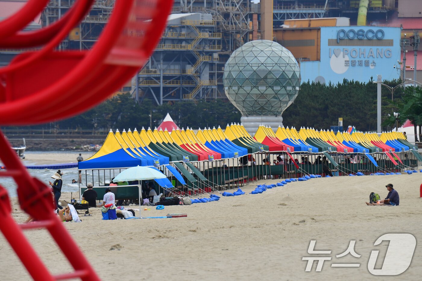 본문 이미지 - 13일 오후 경북 포항시 송도해수욕장 백사장에 파라솔이 설치돼 있다. 2007년 폐장된 송도해수욕장은 18년 만인 지난 12일 재개장했다. 2025.7.13/뉴스1 ⓒ News1 최창호 기자