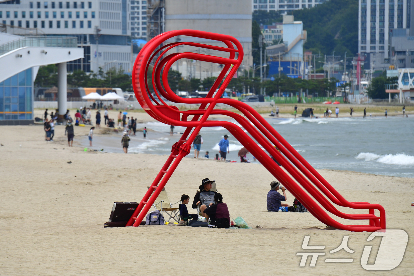 (포항=뉴스1) 최창호 기자 = 13일 오후 경북 포항시 송도해수욕장 백사장에서 피서객들이 더위를 식히고 있다.송도해수욕장은 지난 12일 2007년 폐장 이후 18년 만에 재개장했 …