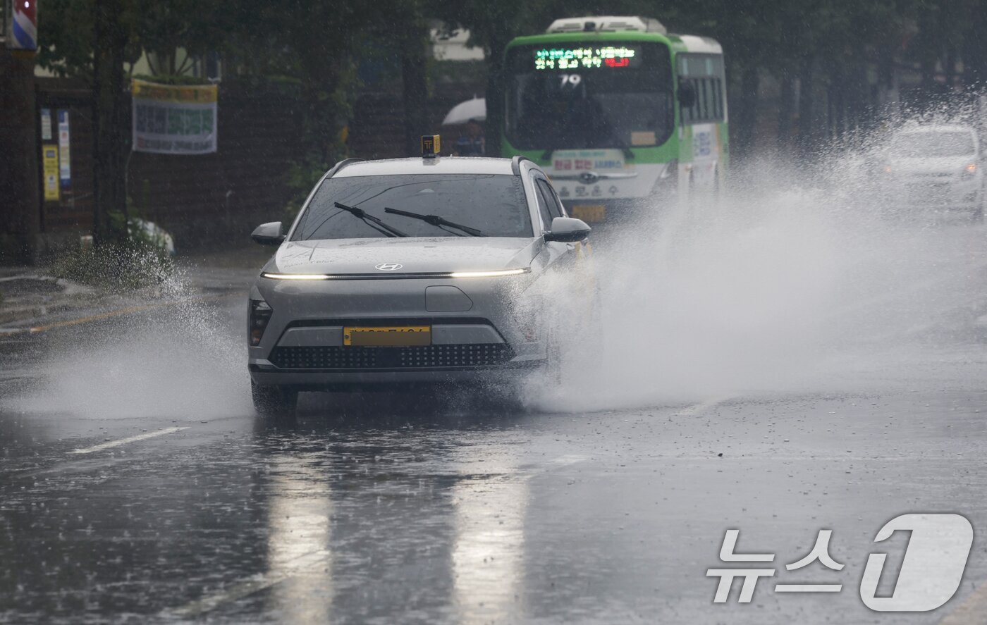본문 이미지 - 광주전남 일부지역에 호우주의보가 발효된 가운데 남구 월산동 광주천 옆도로에 차들이 물보라를 일으키며 조심스럽게 주행하고 있다. 2025.7.13/뉴스1 ⓒ News1 김태성 기자