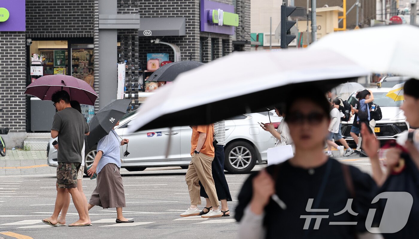본문 이미지 - 13일 서울 종로구 거리에서 시민들이 우산을 쓴 채 거리를 거닐고 있다. 2025.7.13/뉴스1 ⓒ News1 김성진 기자