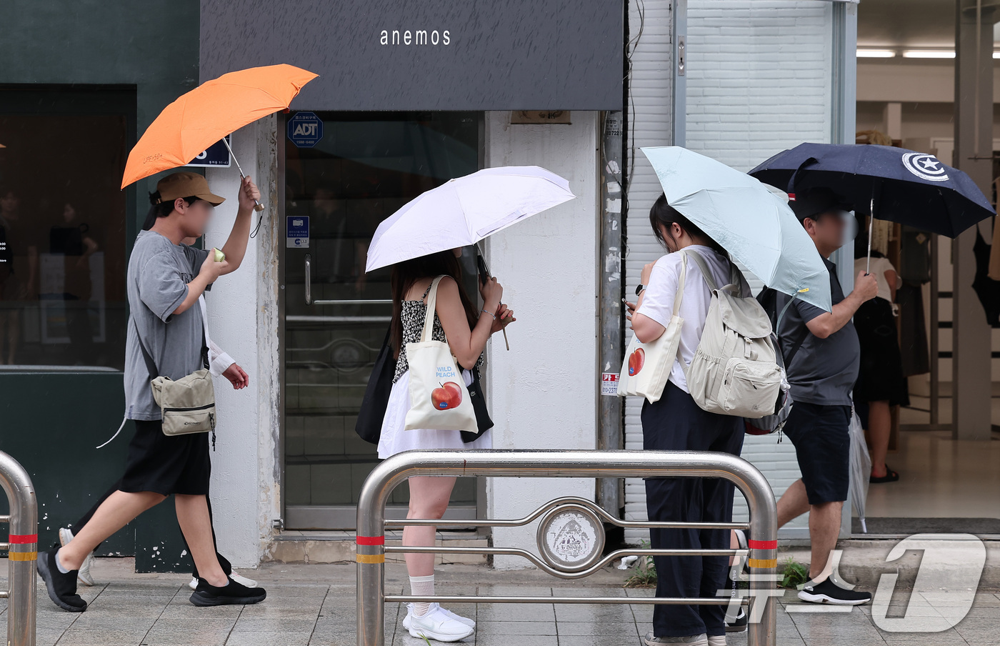 (서울=뉴스1) 김성진 기자 = 13일 서울 종로구 거리에서 시민들이 우산을 쓴 채 거리를 거닐고 있다. 2025.7.13/뉴스1