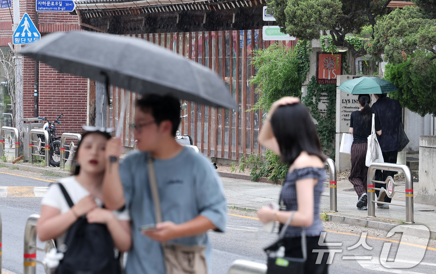 (서울=뉴스1) 김성진 기자 = 13일 서울 종로구 거리에서 시민들이 우산을 쓴 채 거리를 거닐고 있다. 2025.7.13/뉴스1