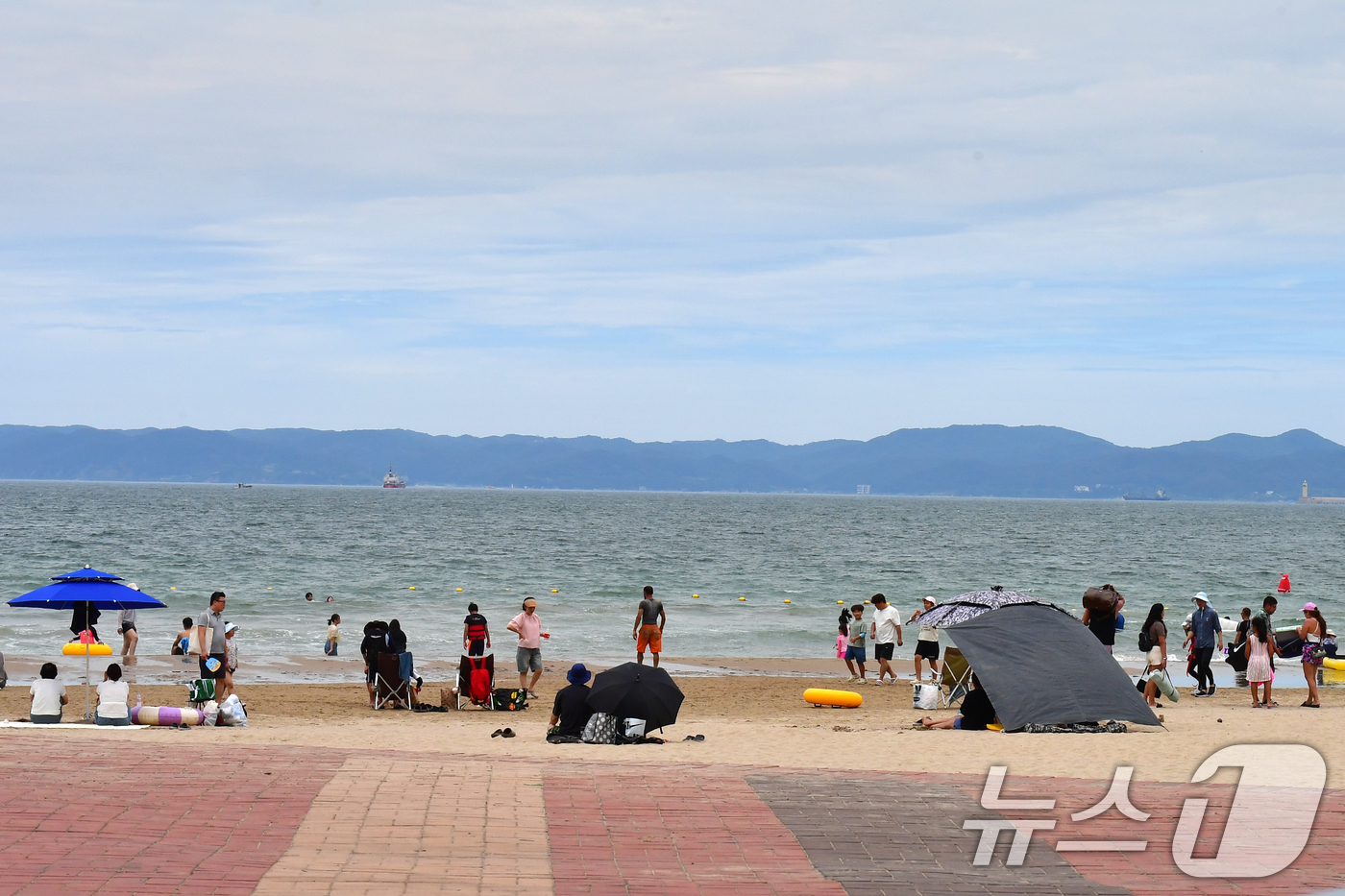 (포항=뉴스1) 최창호 기자 = 13일 오후 경북 포항시 북구 영일대해수욕장에서 피서객들이 더위를 식히고 있다.  2025.7.13/뉴스1