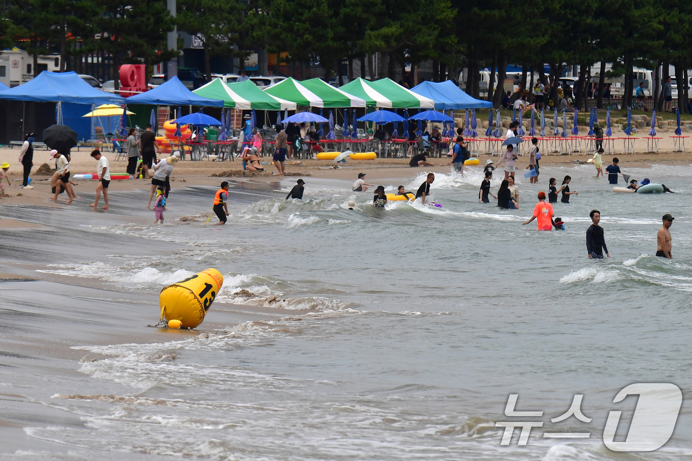 (포항=뉴스1) 최창호 기자 = 13일 오후 경북 포항시 북구 영일대해수욕장에서 피서객들이 더위를 식히고 있다. 2025.7.13/뉴스1