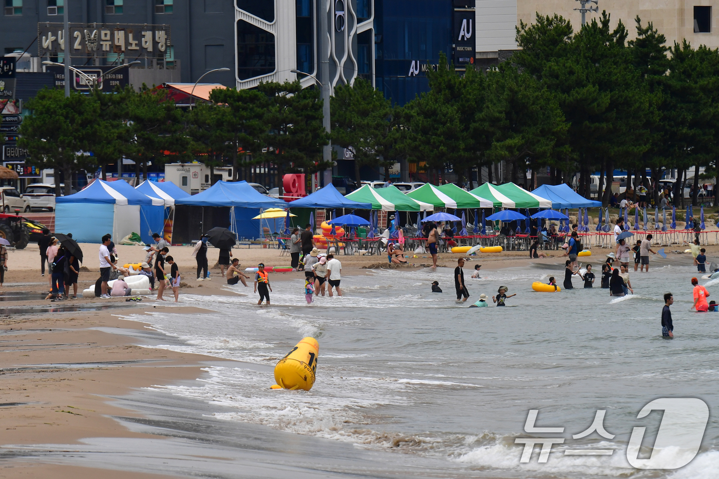 (포항=뉴스1) 최창호 기자 = 13일 오후 경북 포항시 북구 영일대해수욕장에서 피서객들이 더위를 식히고 있다. 2025.7.13/뉴스1