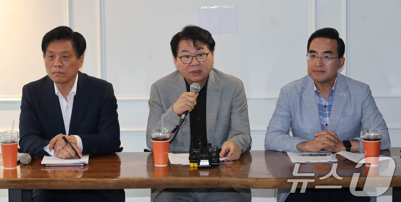 (서울=뉴스1) 김성진 기자 = 이한주 국정기획위원회 위원장이 13일 서울 종로구 정부서울청사 창성동 별관 인근 카페에서 열린 기자간담회에서 모두발언을 하고 있다. (공동취재) 2 …