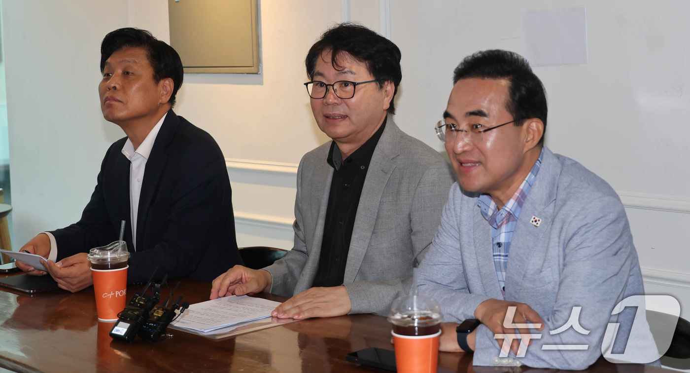 (서울=뉴스1) 김성진 기자 = 이한주 국정기획위원회 위원장이 13일 서울 종로구 정부서울청사 창성동 별관 인근 카페에서 열린 기자간담회에서 취재진의 질문을 듣고 있다. (공동취재 …