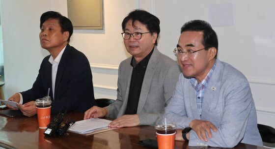 취재진 질문 듣는 이한주 위원장