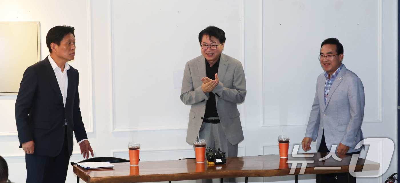 (서울=뉴스1) 김성진 기자 = 이한주 국정기획위원회 위원장이 13일 서울 종로구 정부서울청사 창성동 별관 인근 카페에서 열린 기자간담회에서 참석하고 있다. (공동취재) 2025. …