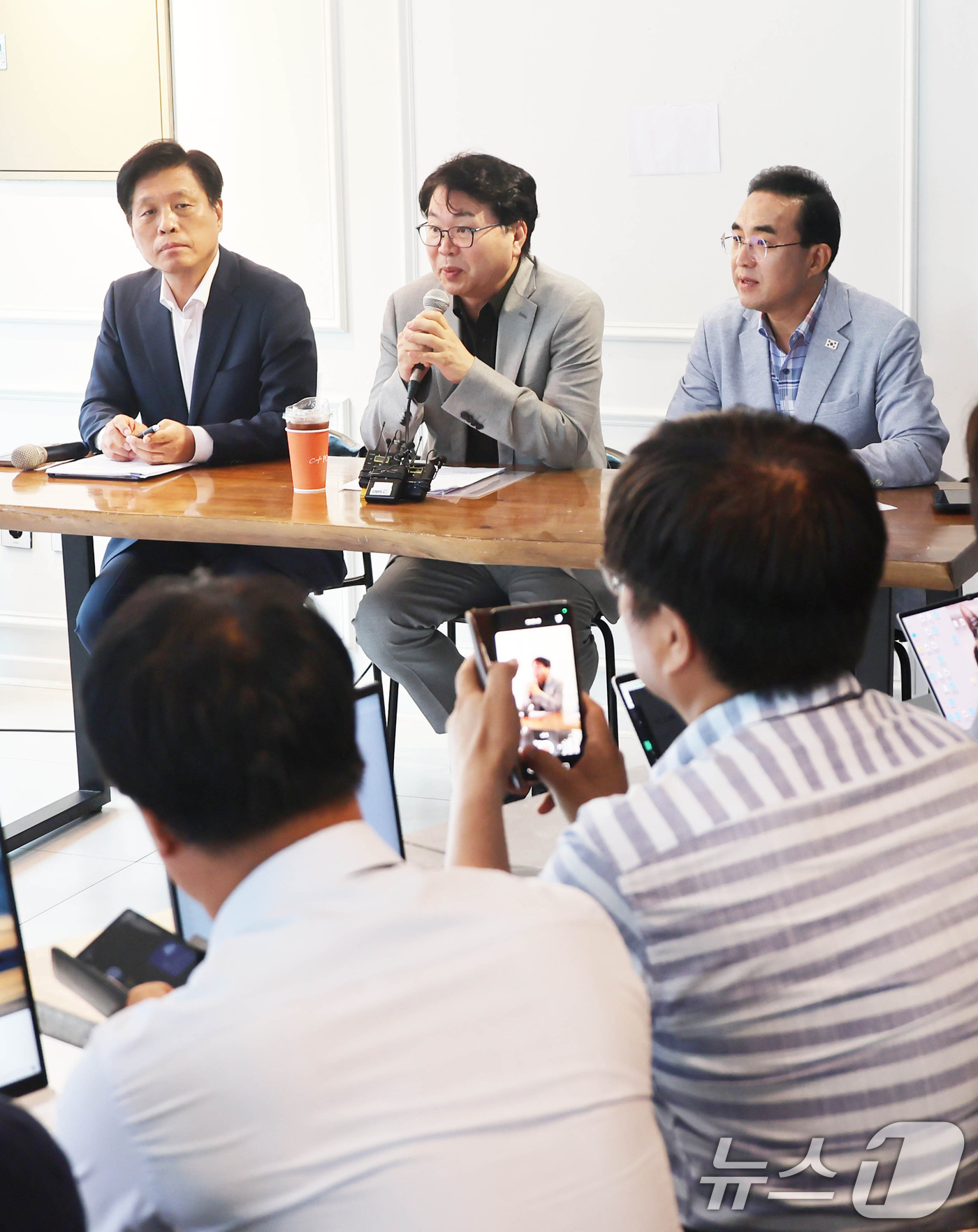 (서울=뉴스1) 김성진 기자 = 이한주 국정기획위원회 위원장이 13일 서울 종로구 정부서울청사 창성동 별관 인근 카페에서 열린 기자간담회에서 모두발언을 하고 있다. (공동취재) 2 …