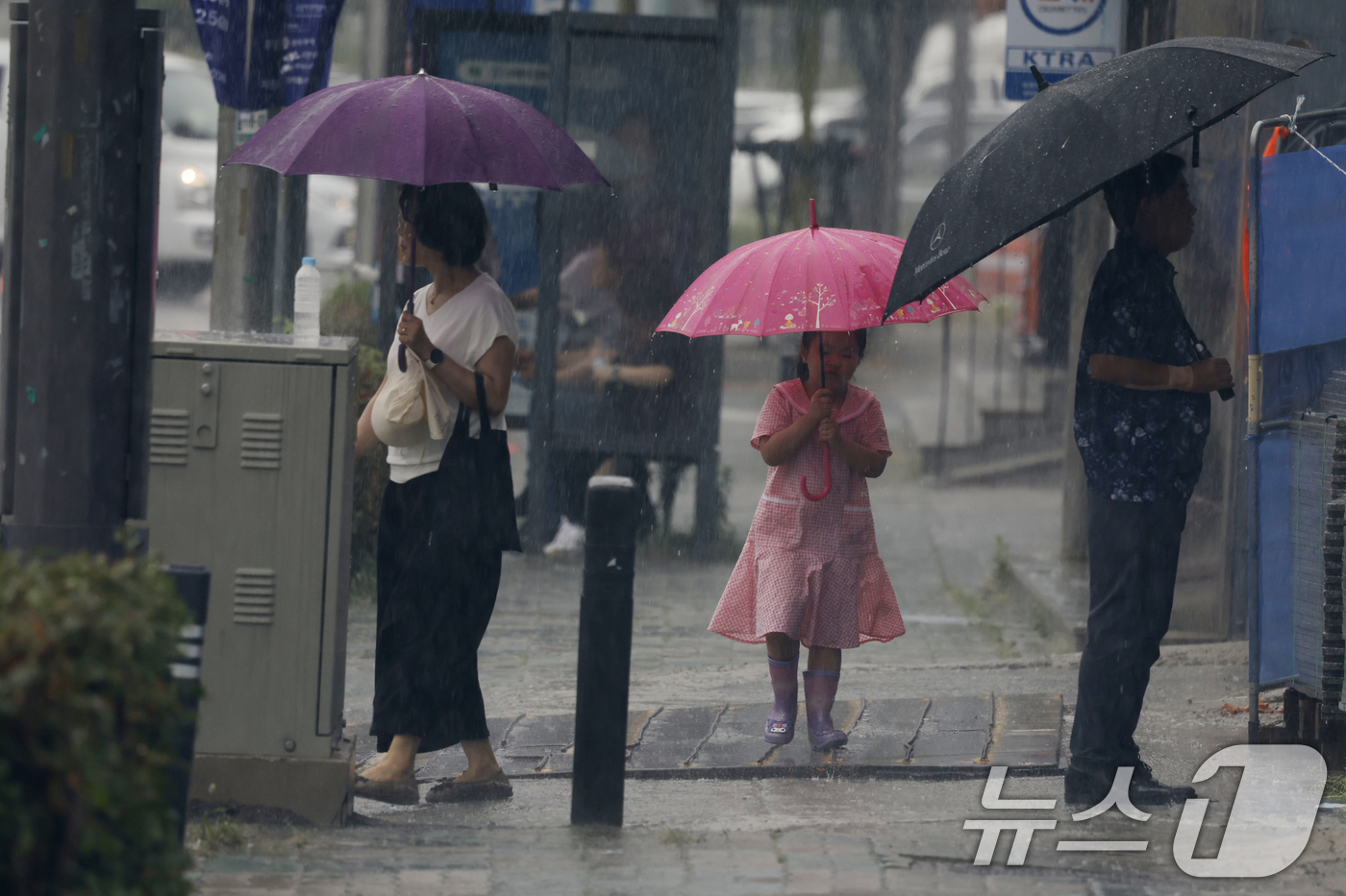 (광주=뉴스1) 김태성 기자 = 13일 광주전남 일부지역에 호우주의보가 발효된 가운데 동구 아시아문화전당 옆길에 시민들이 우산을 쓰며 걸어가고 있다. 2025.7.13/뉴스1