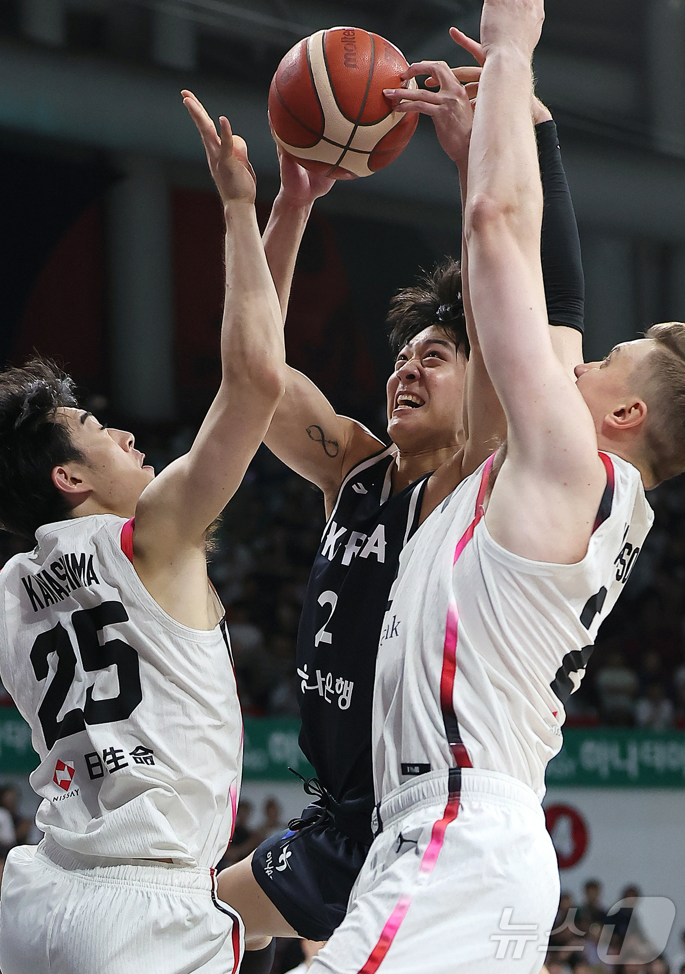 (안양=뉴스1) 김진환 기자 = 13일 오후 경기도 안양 정관장 체육관에서 열린 하나은행 초청 2025 남자농구 국가대표 평가전 대한민국과 일본의 경기, 대한민국 여준석이 일본 선 …