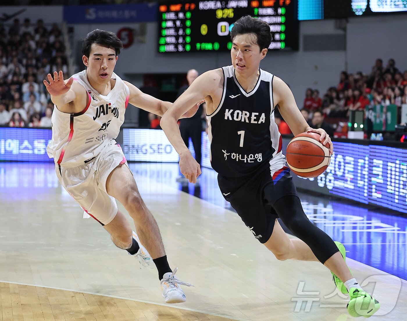 본문 이미지 - 13일 오후 경기도 안양 정관장 체육관에서 열린 하나은행 초청 2025 남자농구 국가대표 평가전 대한민국과 일본의 경기. 1쿼터에서 대한민국 이현중이 돌파를 시도하고 있다. 2025.7.13/뉴스1 ⓒ News1 김진환 기자
