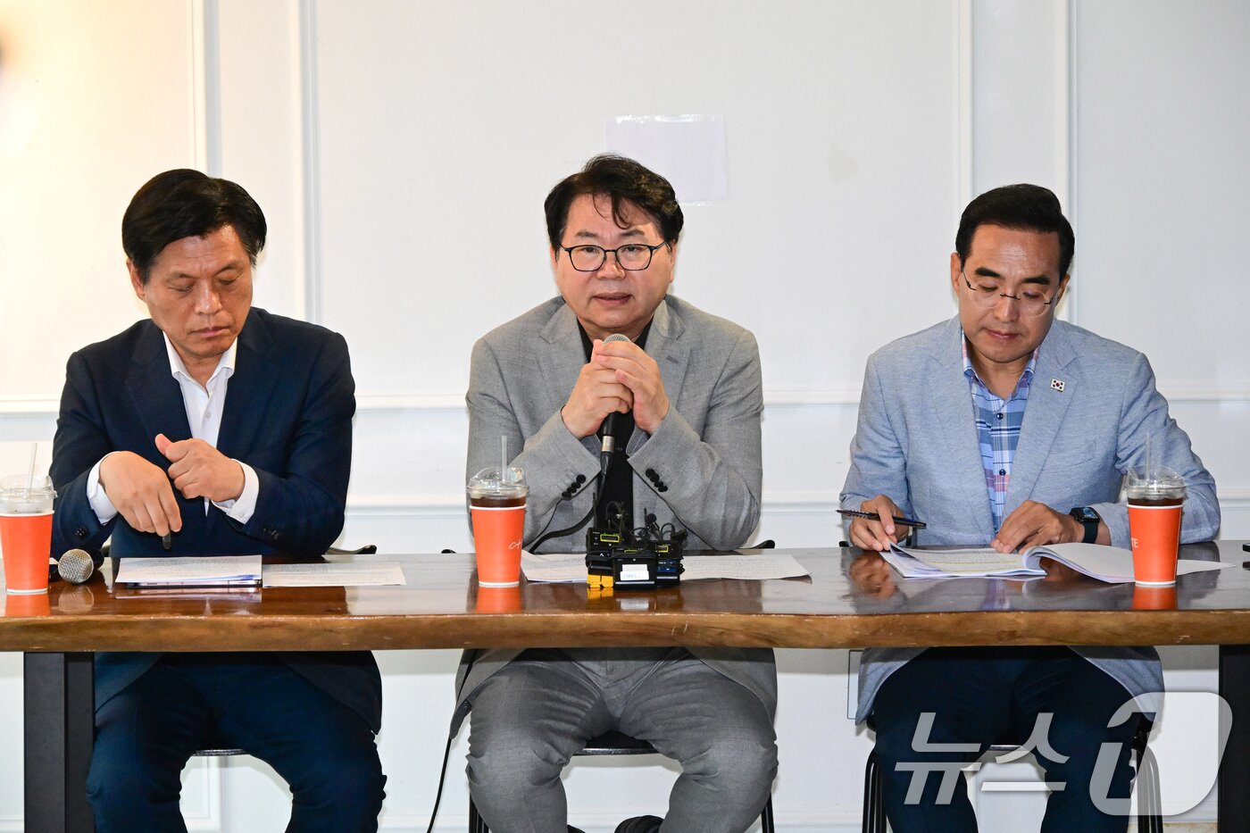 본문 이미지 - 이한주 국정기획위원회 위원장이 13일 서울 종로구 정부서울청사 창성동 별관 인근 카페에서 열린 기자간담회에서 모두발언을 하고 있다. &#40;공동취재&#41; 2025.7.13/뉴스1 ⓒ News1 김성진 기자