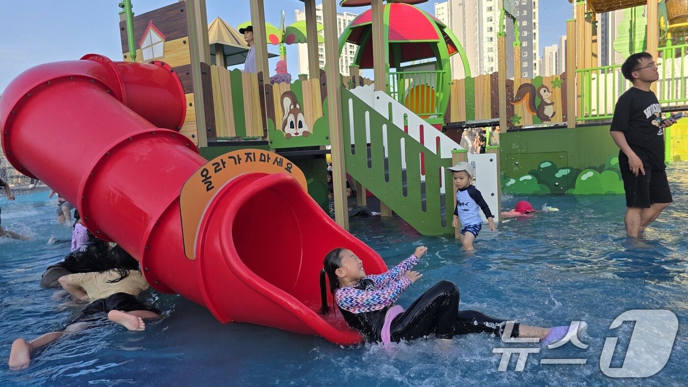 본문 이미지 - 역대급 폭염이 지속되고 있는 13일 구미시 산동 물빛공원에 개장된 물놀이장에서 아이들이 즐거운 시간을 보내고  있다.  2025.7.13/뉴스1 ⓒ News1 정우용 기자