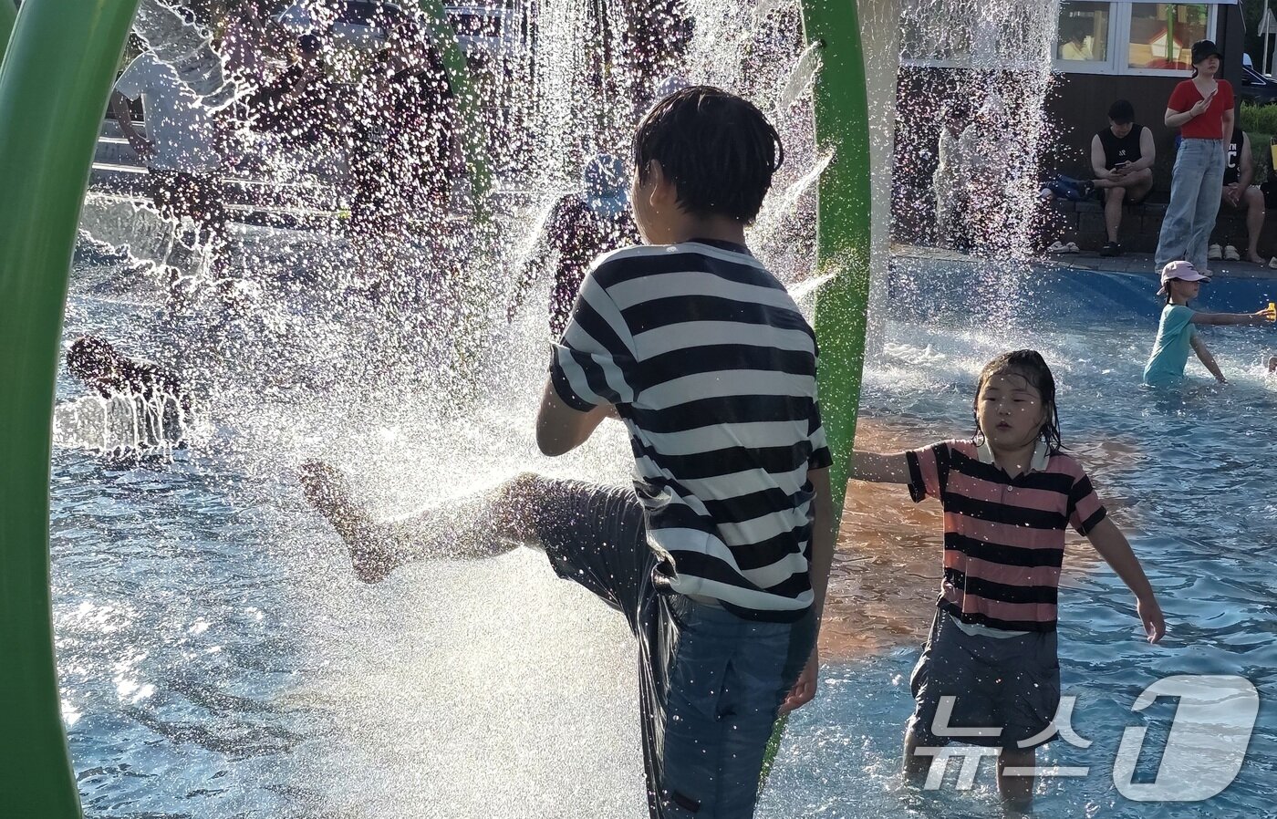 본문 이미지 - 역대급 폭염이 지속되고 있는 13일 구미시 산동 물빛공원에 개장된 물놀이장에서 아이들이 물놀이를 하면서 더위를 잊고 있다. 2025.7.13/뉴스1 ⓒ News1 정우용 기자