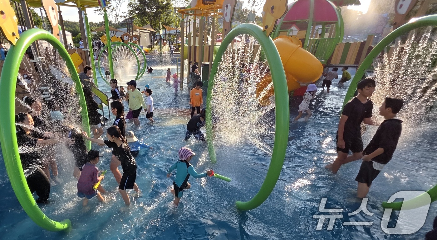 (구미=뉴스1) 정우용 기자 = 역대급 폭염이 지속되고 있는 13일 구미시 산동 물빛공원에 개장된 물놀이장에서 아이들이 더위를 식히고 있다.구미시는 지난달 22일부터 도심속 6개의 …