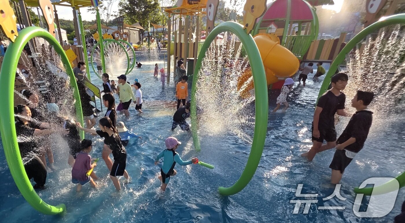 본문 이미지 - 역대급 폭염이 지속되고 있는 13일 구미시 산동 물빛공원에 개장된 물놀이장에서 아이들이 물놀이를 하고 있다.  2025.7.13/뉴스1 ⓒ News1 정우용 기자
