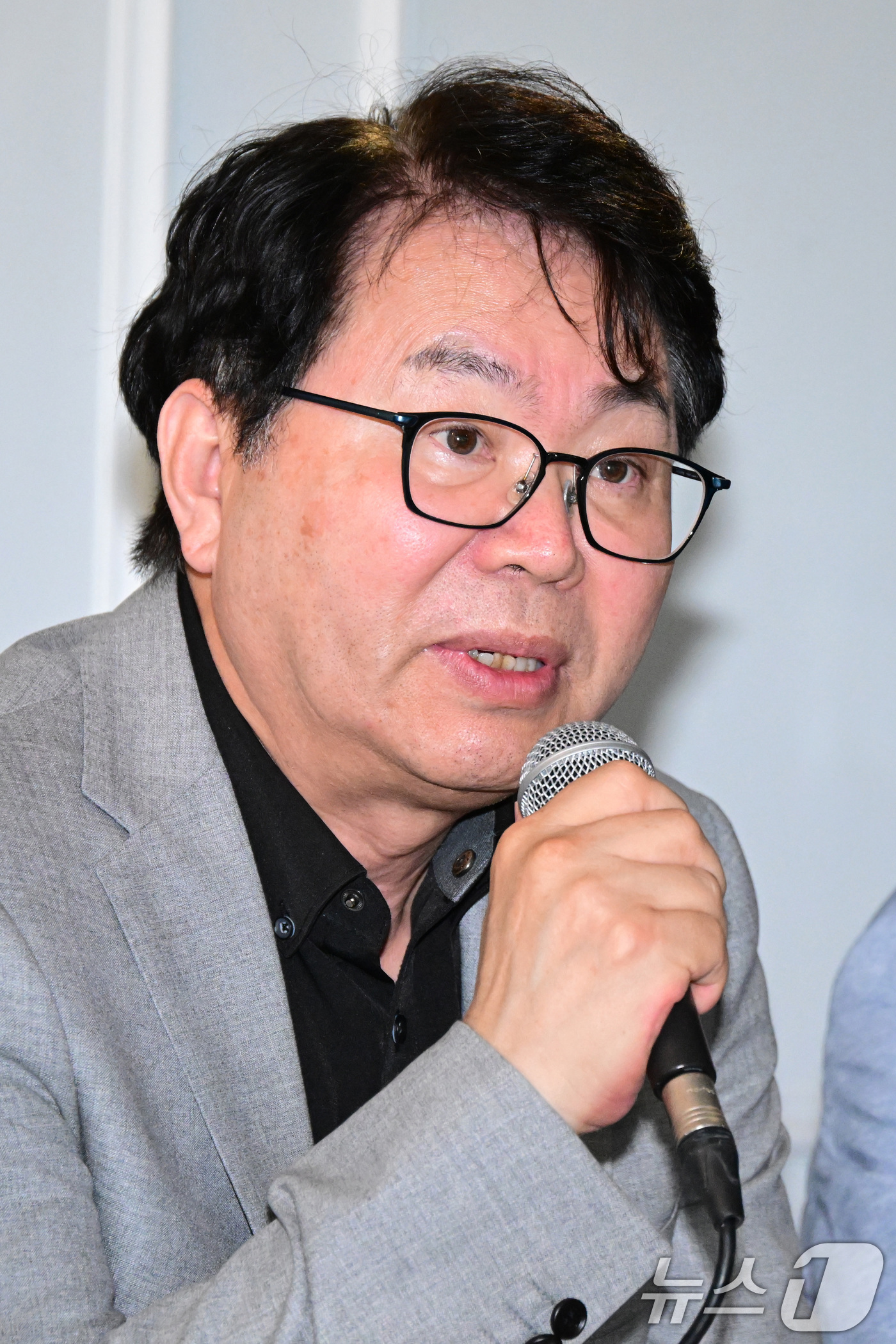 (서울=뉴스1) 김성진 기자 = 이한주 국정기획위원회 위원장이 13일 서울 종로구 정부서울청사 창성동 별관 인근 카페에서 열린 기자간담회에서 모두발언을 하고 있다. (공동취재) 2 …