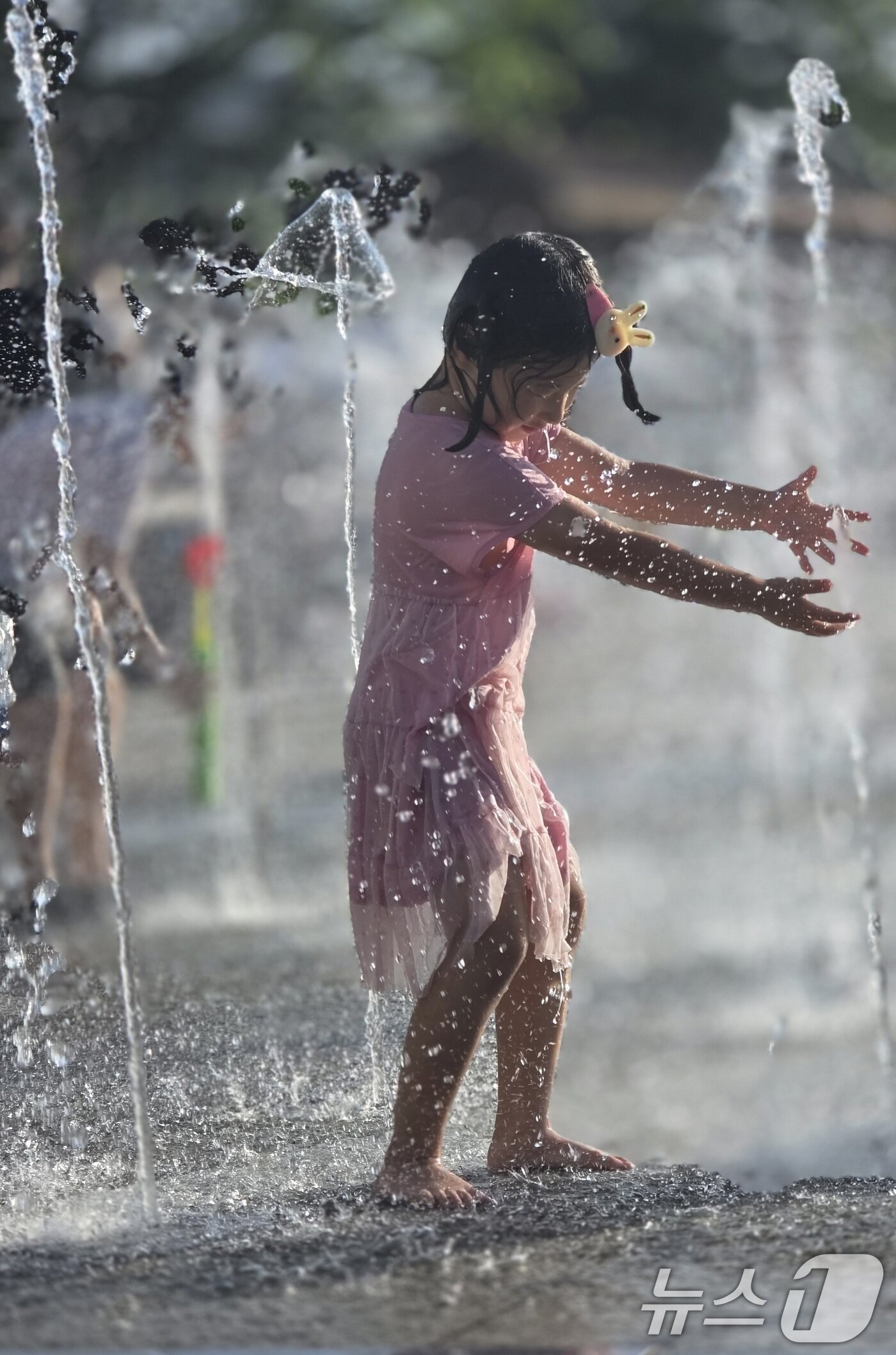 본문 이미지 - 역대급 폭염이 지속되고 있는 13일 구미시 산동 물빛공원에 개장된 물놀이장에서  어린이가 물폭탄을 맞으며 더위를 식히고 있다. 2025.7.13/뉴스1 ⓒ News1 정우용 기자