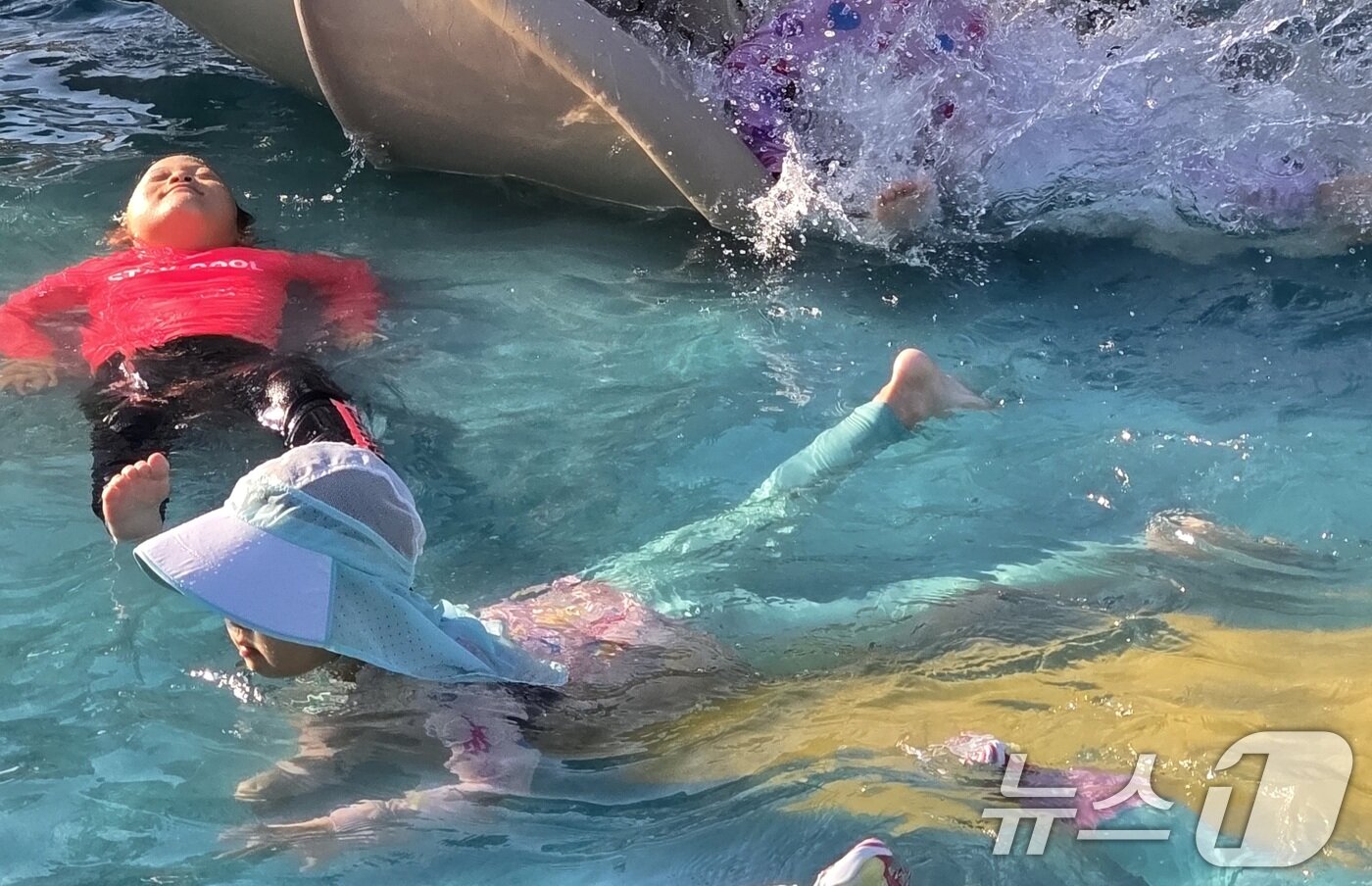 본문 이미지 - 역대급 폭염이 지속되고 있는 13일 구미시 산동 물빛공원에 개장된 물놀이장에서 아이들이 수영을 하며 더위를 식히고 있다. 2025.7.13/뉴스1 ⓒ News1 정우용 기자